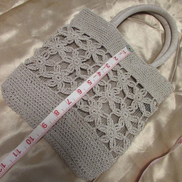 Adorable Woven Handbag - Picture 6 of 8
